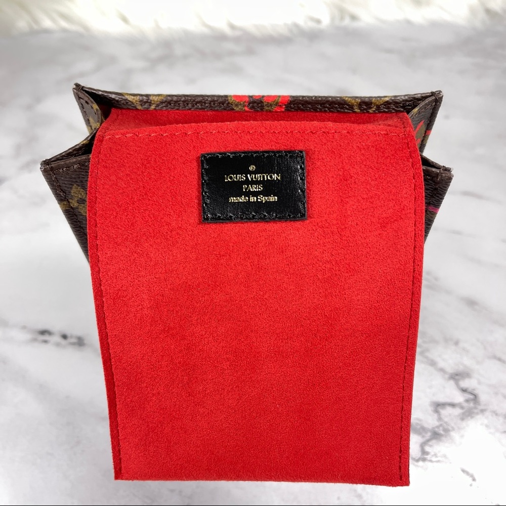 Louis Vuitton Fall in Love Petit Sac Plat - Picture 12 of 14